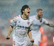 수중전서 '3골' 수원 FC, 강원 상대로 3-2 승..파이널A행 '청신호'