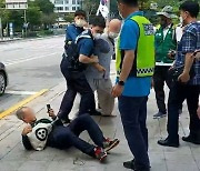 강남 봉은사 앞서 스님들이 1인 시위자 폭행