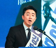 강훈식, 민주당 당대표 후보 사퇴.. 이재명·박용진 2파전으로