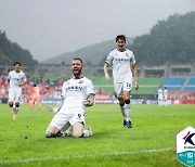 [케리뷰] '폭우 속 혈투' 수원FC, 강원 3-2로 꺾고 6위 사수