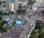 보수 2만명 광화문 집회..신고한 장소 벗어나 광장까지