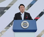 尹 '자유' 33번 외쳐.."독립운동, 끊임없는 자유 추구 과정"