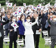 Yoon Suk-yeol dangles carrots at North Korea in Liberation Day speech