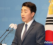 '한 자릿수 지지율' 강훈식, 당 대표 후보 사퇴'.."단일화 없다"