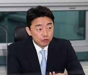 [속보]강훈식 "당대표 도전 멈춘다" 후보 사퇴..민주 전대, 이재명·박용진 2파전