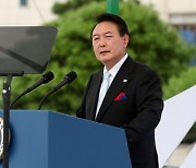 취임 100일 尹 지지율 20%대..유권자 3분의 2 "잘못하고 있다"[KBS·MBC]