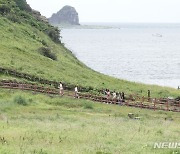 용머리 해안 산책로 걷는 관광객들