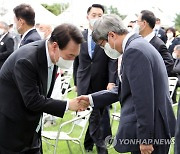 인사하는 윤석열 대통령과 김명수 대법원장