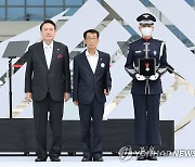 독립유공자 유족과 기념촬영하는 윤석열 대통령