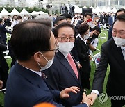 광복절 경축식 참석자들과 인사하는 윤석열 대통령