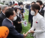 광복절 경축식 참석자들과 인사하는 김건희 여사