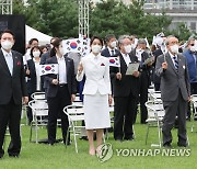 광복절 노래 제창하는 윤석열 대통령 내외