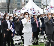 광복절 노래 제창하는 윤석열 대통령 내외