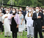 국기에 경례하는 윤석열 대통령