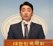 강훈식, 민주 당대표 후보 사퇴 기자회견