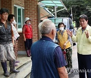 폭우 피해 주민과 대화하는 김돈곤 청양군수
