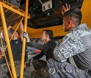정비작업 하는 블랙이글스-필리핀 공군 정비사들