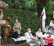 욱일기와 제2차 세계대전 당시 일본 군복 입은 우익