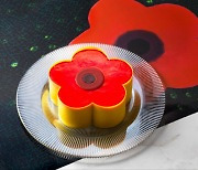 인터컨티넨탈, 김병종 화백 '생명의 꽃' 담은 케이크 선봬