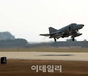 공군 전투기 나흘만에 비행 재개..사고 기종 F-4E는 제외