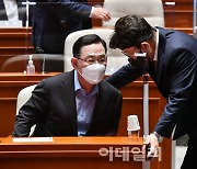 [포토]의원총회, '대화하는 주호영-권성동'