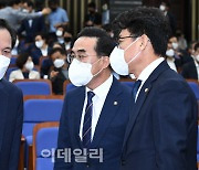 [포토]의원총회, '대화하는 우상호-박홍근'