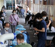 당국, '6차 유행' 정점 "8월, 20만 전후..9월 초 위중증 800~900명"