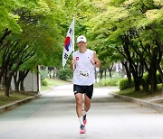 션, 광복절 기념 81.5km 완주 성공.. 기부금 10억 전달