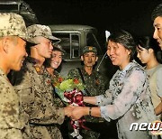 북한 주민들, 귀대하는 '비상방역전' 군의관들과 작별 인사