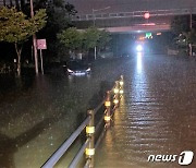 차량·학교·병원 등 침수..전북지역 비 피해 잇따라