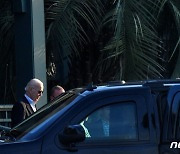 휴가 중 차에 오르는 바이든 미국 대통령