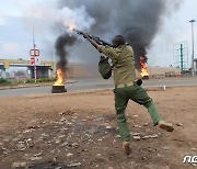 시위대 향해 최루탄 쏘는 케냐 경찰관