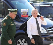 쇼이구 국방과 방산 전시회 개막식 도착하는 푸틴