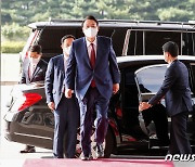 바닥찍은 尹 지지율 30% 육박..최우선 국정과제는 '민생안정'