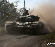 러 대치 도네츠크 전선으로 향하는 우크라 탱크