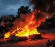 타이어 불 태우며 대선 불복 시위하는 케냐 시민