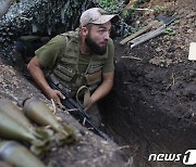 도네츠크 전선 참호서 순찰하는 우크라 병사