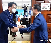 박홍근 원내대표와 인사 나누는 박용진 민주당 당대표 후보