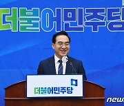 더불어민주당 의원총회 발언하는 박홍근