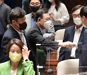 김기현·최재형 의원과 인사 나누는 주호영 與 비대위원장