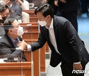 김영진 민주당 의원과 인사 나누는 주호영 국민의힘 비대위원장
