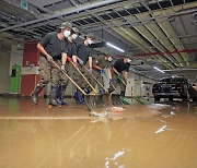 수해 복구 돕는 육군 55사단 장병들