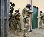 영국군에 훈련 받는 우크라이나 용병들
