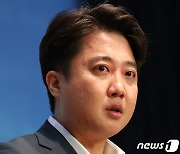 눈물회견에 소송·여론전 총동원..'독해진' 이준석 뭘 노리나