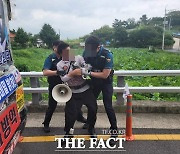 [단독 그후] 文사저 주민 흉기 위협한 1인 시위자, 특수협박 혐의로 현행범 체포