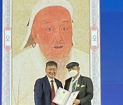 윤형원 국립부여박물관장, 몽골 '북극성 훈장' 수훈..'양국 고고학 발전에 기여'