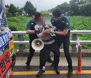 文 사저 앞 커터칼 협박 시위자 체포..野 "폭력시위 방치 마라"