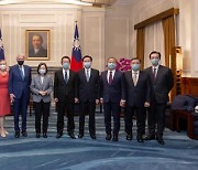 중국, 주미 대만 대표 등 7명 무더기 제재.."펠로시 대만행 책임"