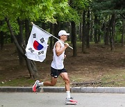 션, 광복절 맞아 81.5km 마라톤 완주..10억 기부까지