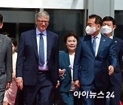 [포토]김진표 국회의장 배웅 속에 국회 떠나는 빌 게이츠